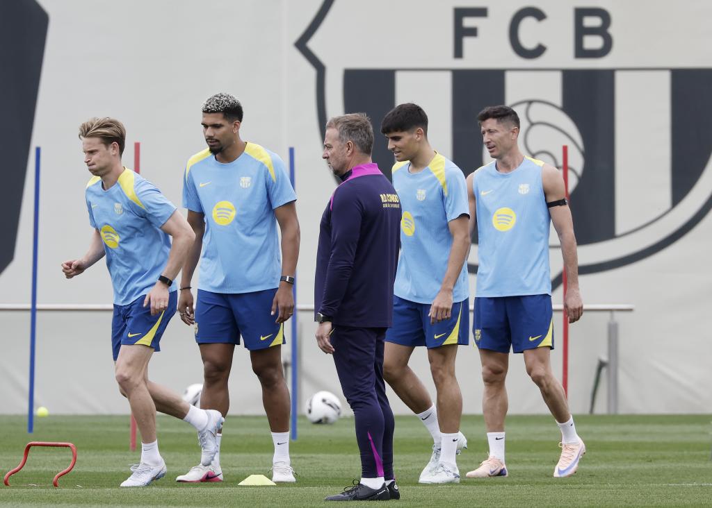 De Jong, Araujo, Gerard Martín, Lewandowski y Flick, en una sesión.