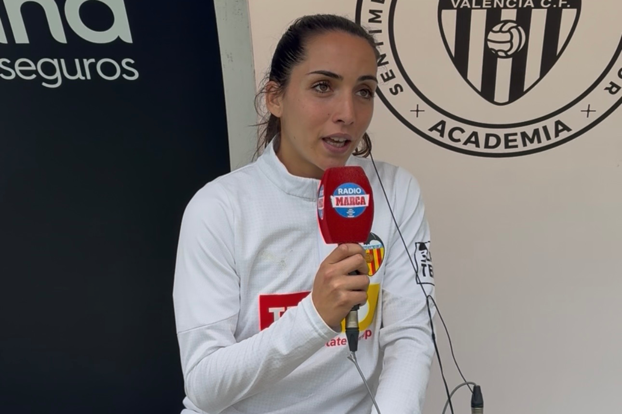 Lena Pérez atendiendo a RadioMARCA.