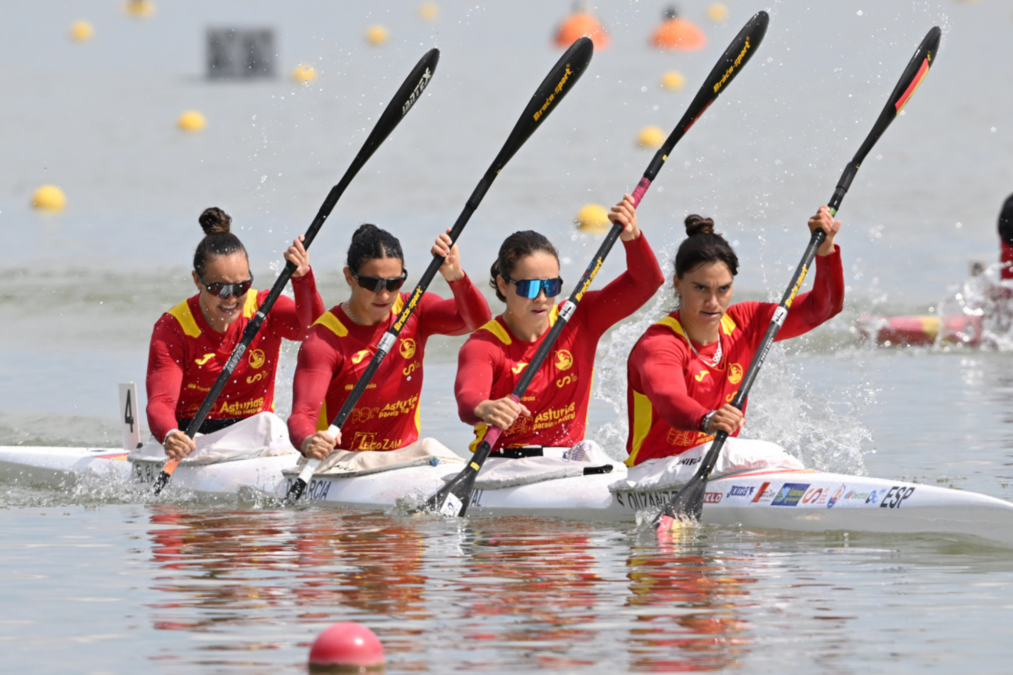 Sara Ouzande, Lucía Val, Daniela García y Bárbara Pardo durante una regata.