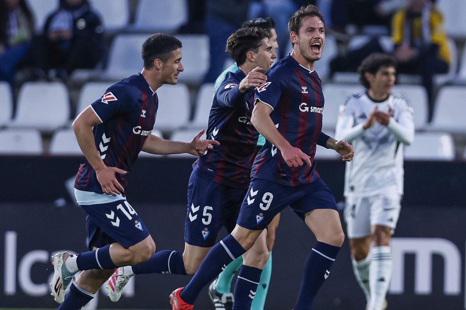 Jon Bautista celebrando un gol en el Carlos Belmonte.