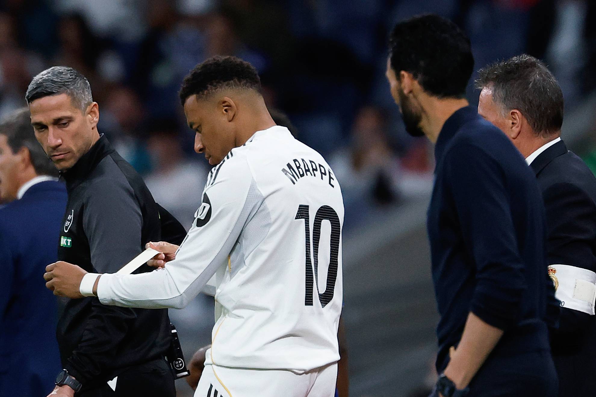 Mbappé y Arbeloa antes del cambio del francés en el Bernabéu.