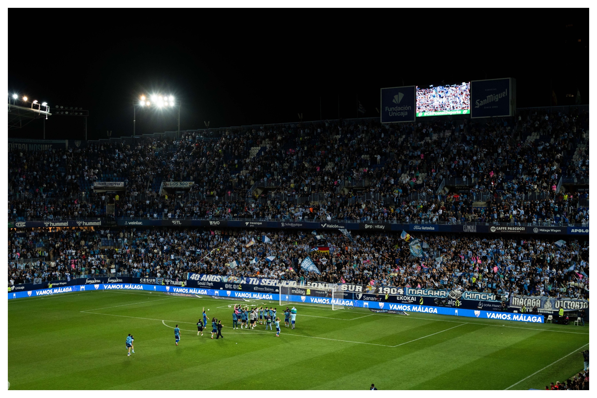 Los jugadores blanquiazules celebran con su afición uno de los últimos triunfos
