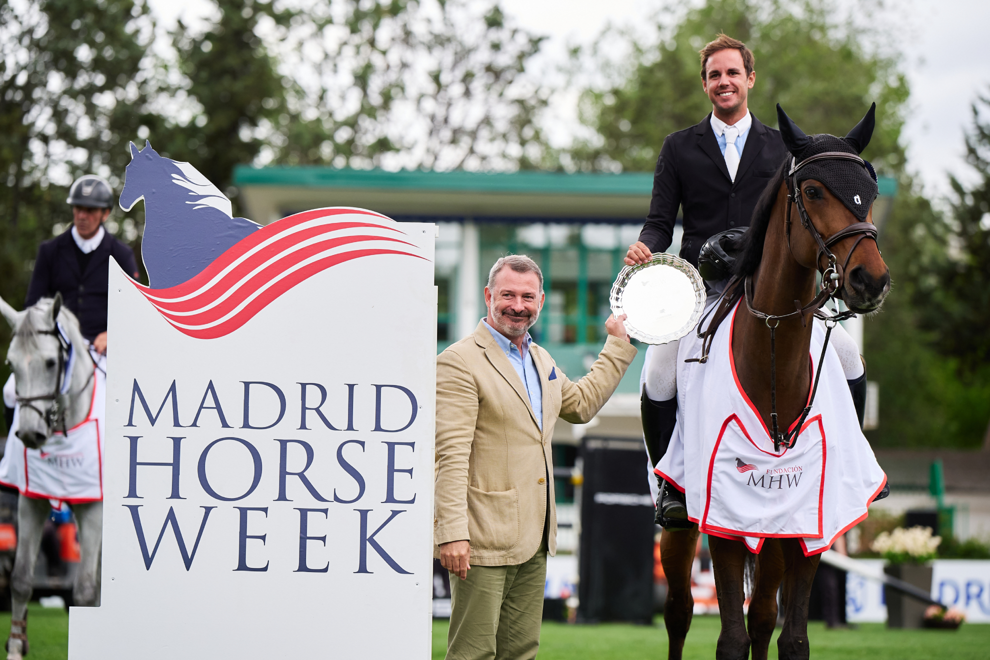 Luis Márquez Méndez recibe su premio como ganador del Trofeo Fundación Madrid Horse Week de manos de Álvaro Arrieta.