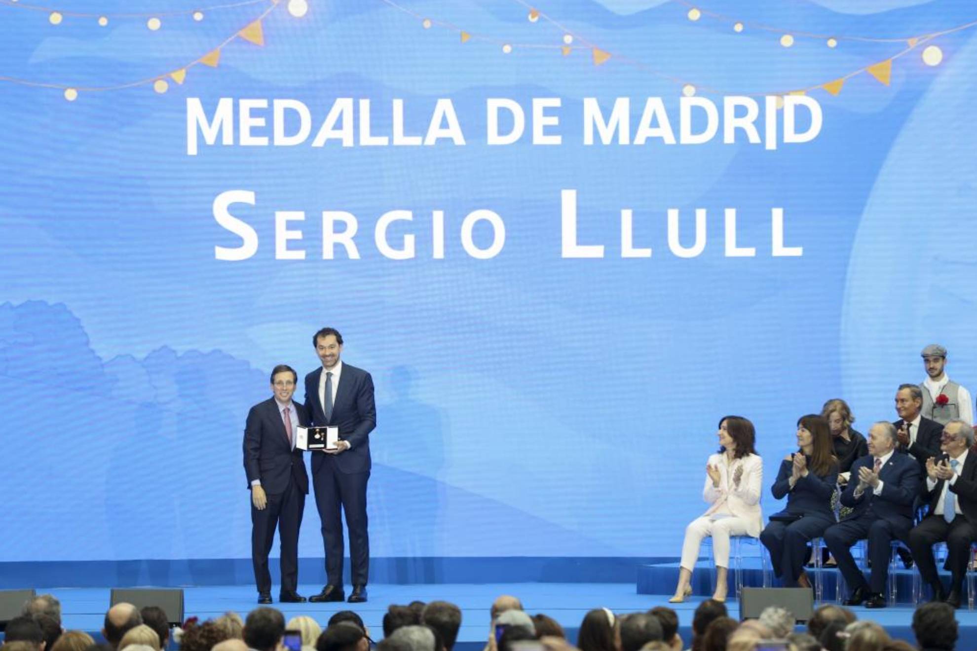 Sergio Llull recibe el premio de la mano del alcalde de Madrid, José Luis Martínez Almeida.