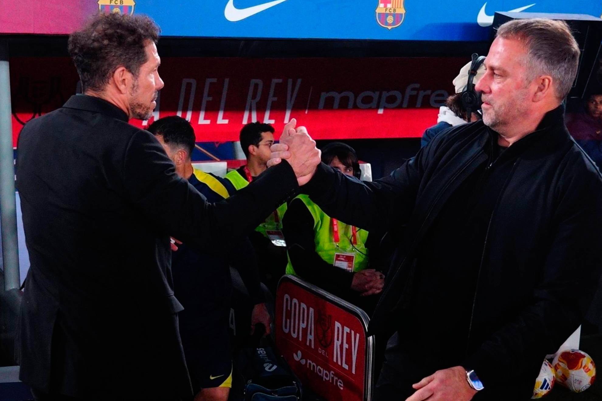 Simeone y Flick se saludan antes de un enfrentamiento esta temporada,