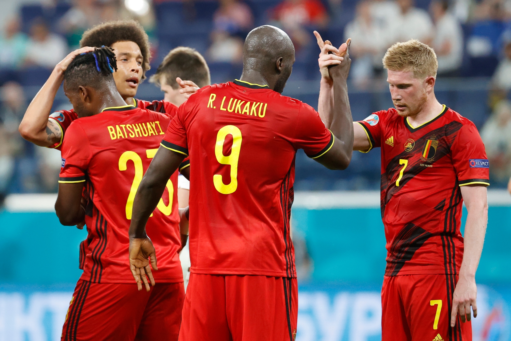 Lukaku celebra un gol con De Bruyne, mientras Witsel se abraza con Batshuayi.