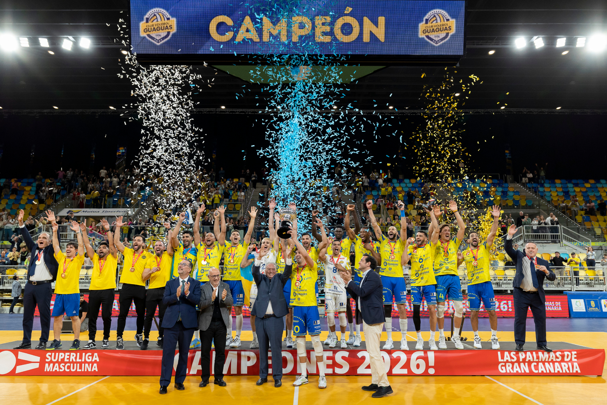 La plantilla del Guaguas celebra su título de la Superliga.