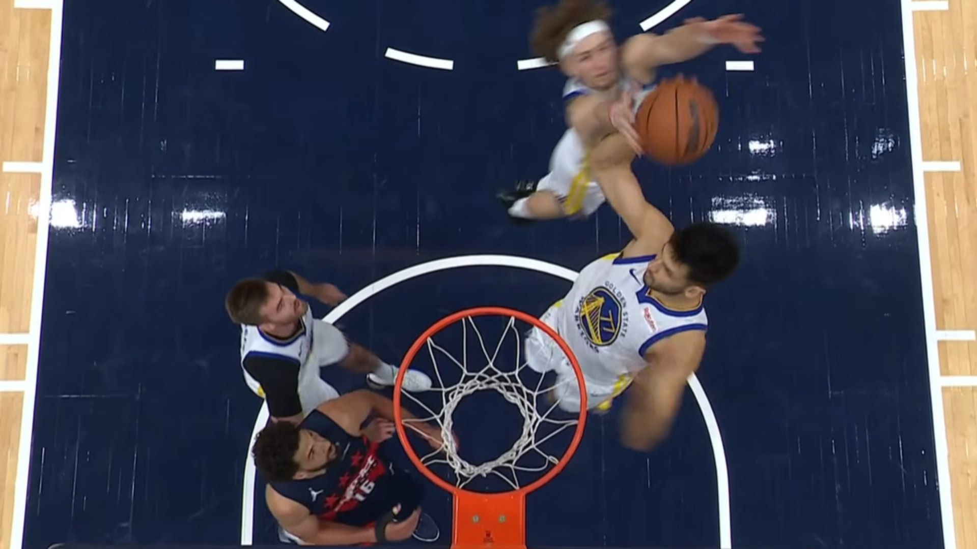 El pívot turco anotó dos puntos en su propia canasta al ser molestado por un compañero cuando ganaba un rebote defensivo. La cómica acción no tuvo mayores consecuencias para el resultado final de un encuentro donde Golden State se impuso 125 a 117.