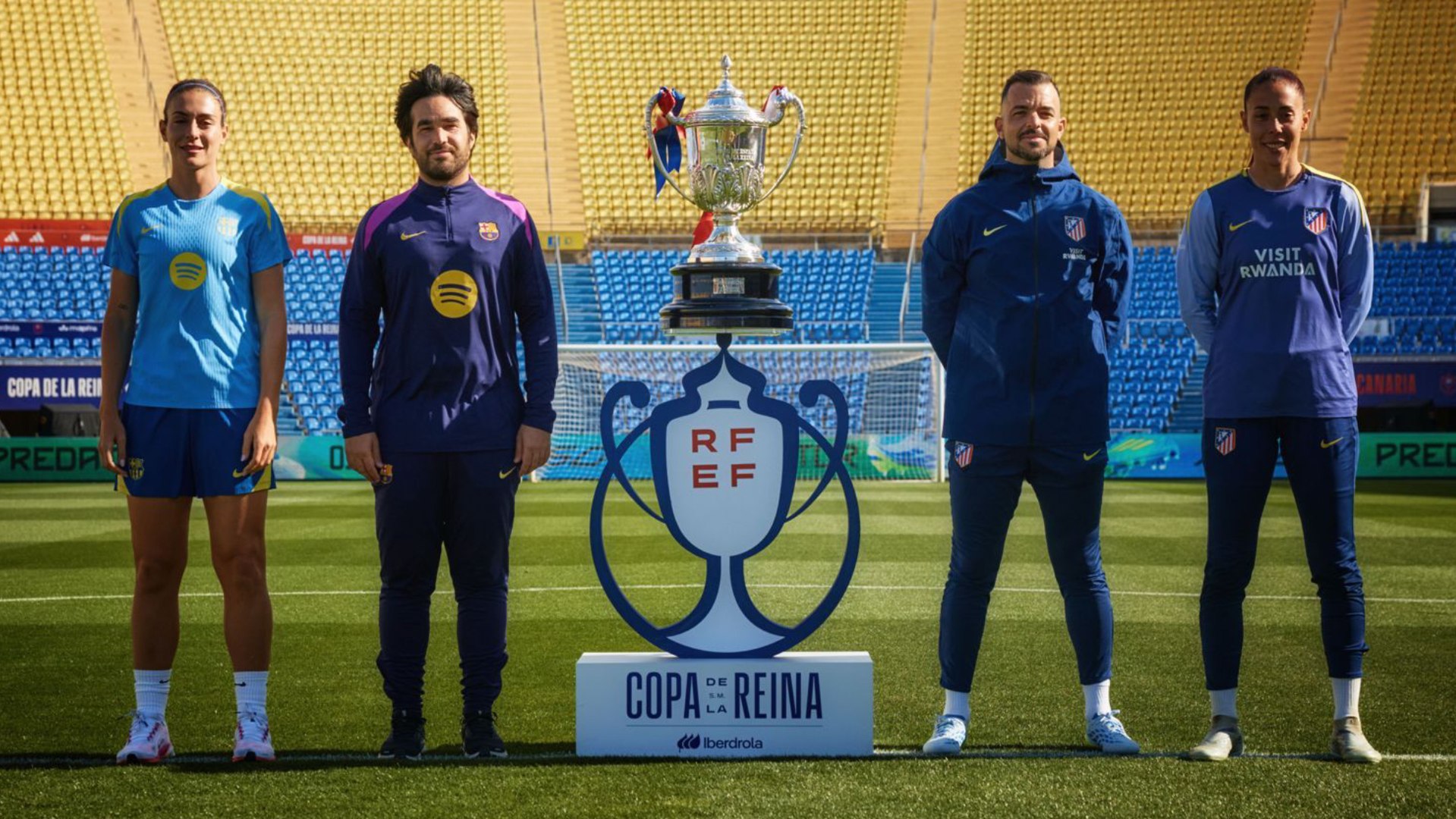 A poco más de 24h para que se dispute la gran final de la Copa de SM la Reina Iberdrola en su edición número cuarenta y cuatro, los entrenadores y las capitanas de los finalistas, FC Barcelona y Club Atlético de Madrid, han realizado el tradicional y esperado posado con el trofeo sobre el césped del estadio de la UD Las Palmas, sede del gran partido anual del fútbol femenino español.