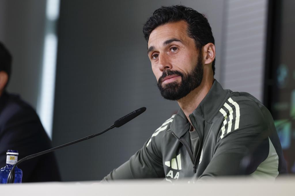 MADRID, 09/04/2026.- El entrenador del Real Madrid, Álvaro Arbeloa, durante la rueda de prensa previa al entrenamiento realizado este jueves en la Ciudad Deportiva de Valdebebas, donde el equipo prepara el encuentro liguero que disputa mañana ante el Girona en el Santiago Bernabéu. EFE/J.J. Guillén