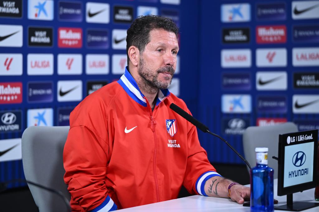 MAJADAHONDA (MADRID), 03/04/2026.- El entrenador del Atlético de Madrid, Diego Pablo Simeone, da una rueda de prensa tras dirigir un entrenamiento del equipo este viernes en Majadahonda para preparar su próximo partido contra el FC Barcelona. EFE/ Fernando Villar