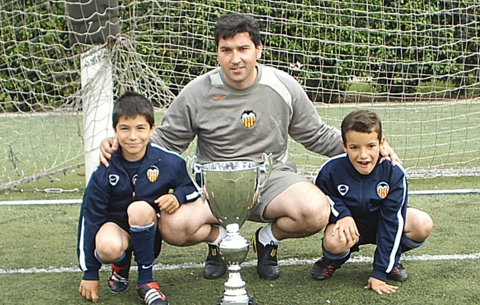 Carlos Soler, with Raúl Martínez his coach at Prebenjamín, and Pedro Chirivella.