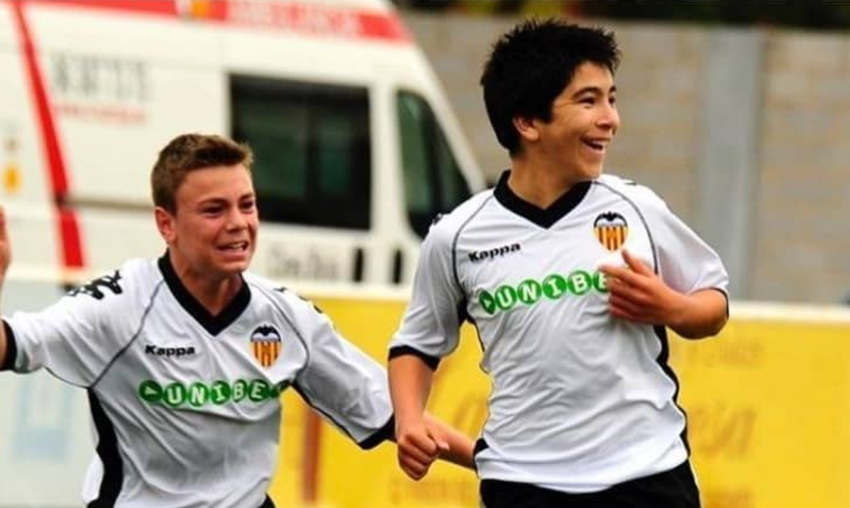 Lato (now in Mallorca) and Carlos Soler, which is the original photo used in this text.