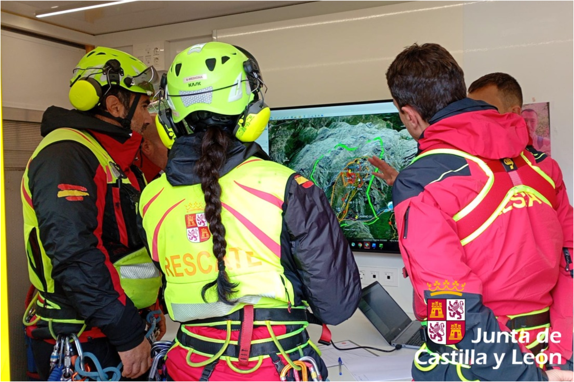 El operativo de rescate estudia la zona donde había desaperacido el alpinista británico.