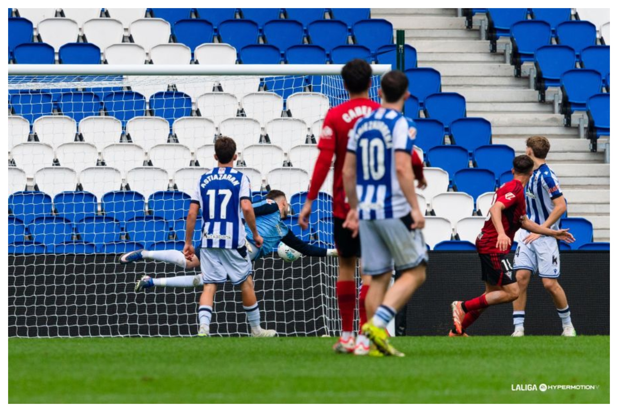 Bauzá sale corriendo para celebrar el segundo gol del Mirandés tras superar a Fraga