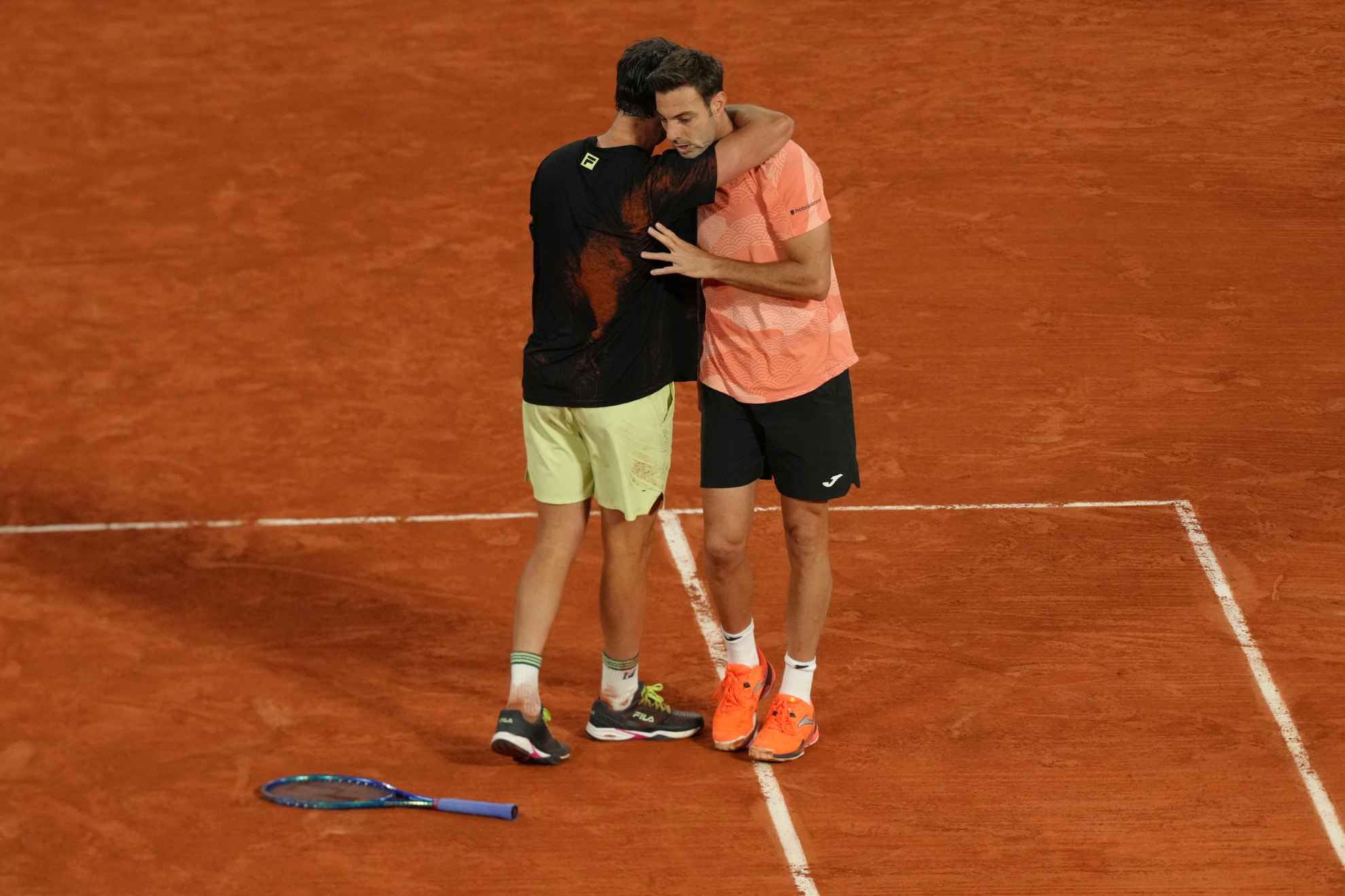 Marcel Granollers y Horacio Zeballos se abrazan tras ganar el pasado año en Roland Garros.