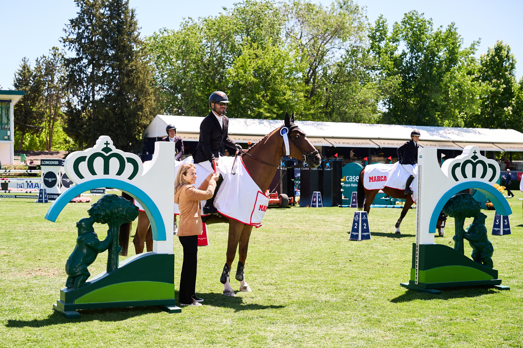 Gema Monjas, directora de negocio de MARCA, entrega el trofeo a Alí Hussain Alnowais.