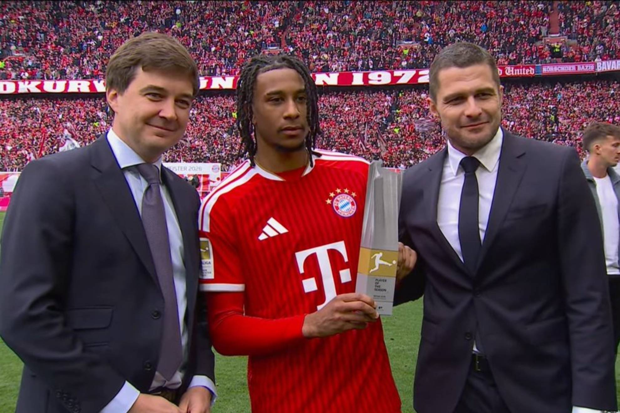 Michael Olise recibiendo el premio a Jugador del Año de la Bundesliga.