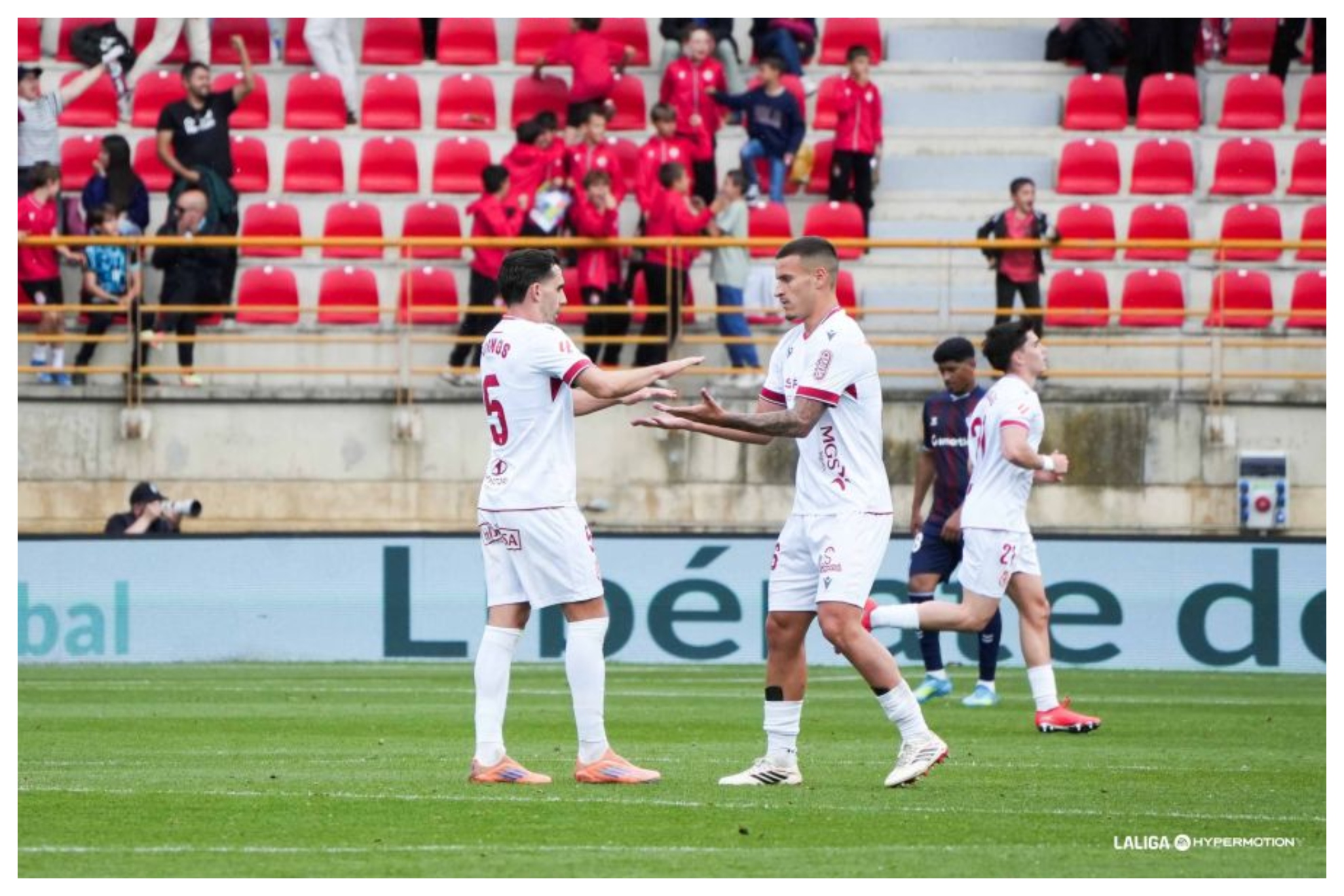 Barzic, autor del segundo gol, celebra con Fornos su gole