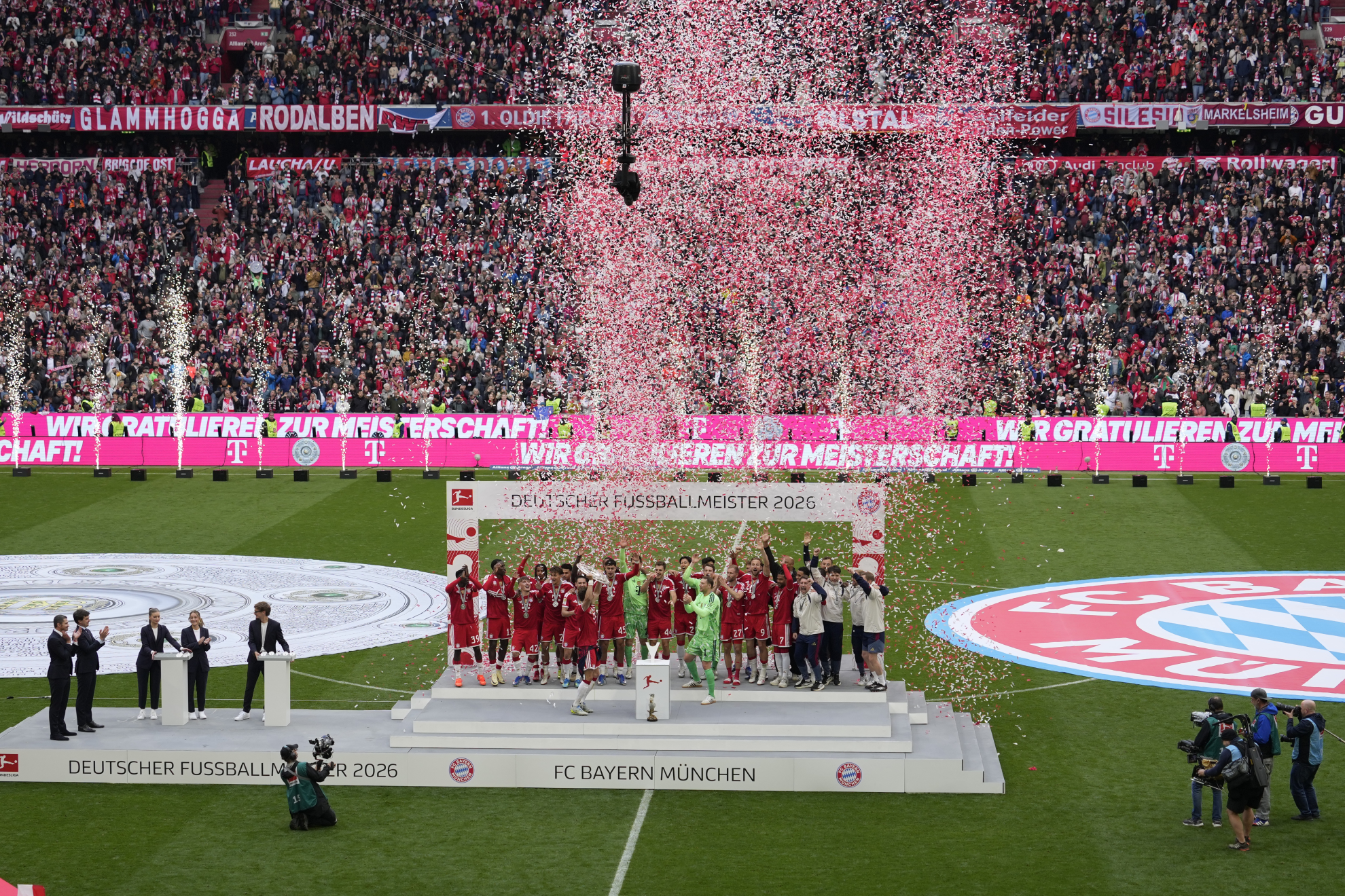 Los futbolistas del Bayern levantan el título
