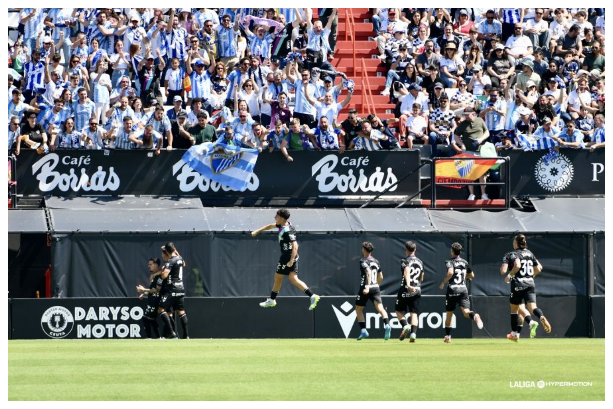 Joauín celebra con sus compañeros el gol que abrió el marcador en Ceuta