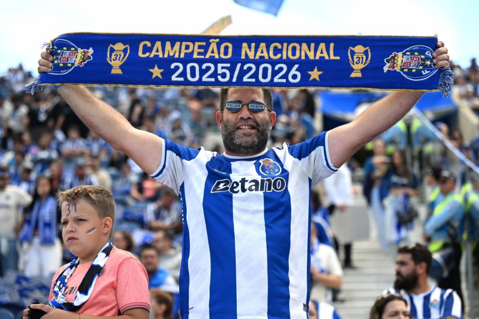 Un aficionado del Oporto luce una bufanda de campeón.