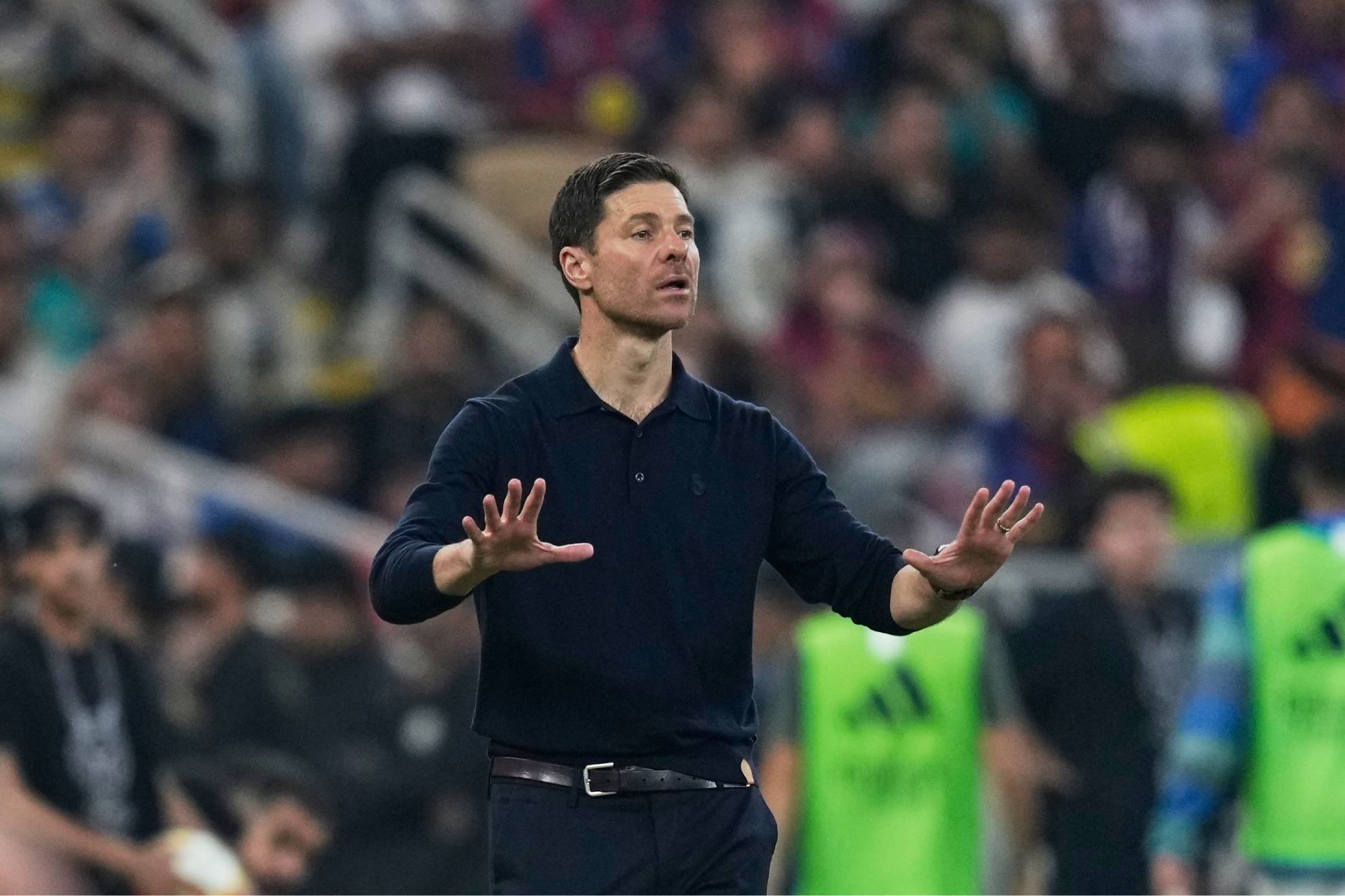 Xabi Alonso durante su último encuentro  dirigiendo al Real Madrid