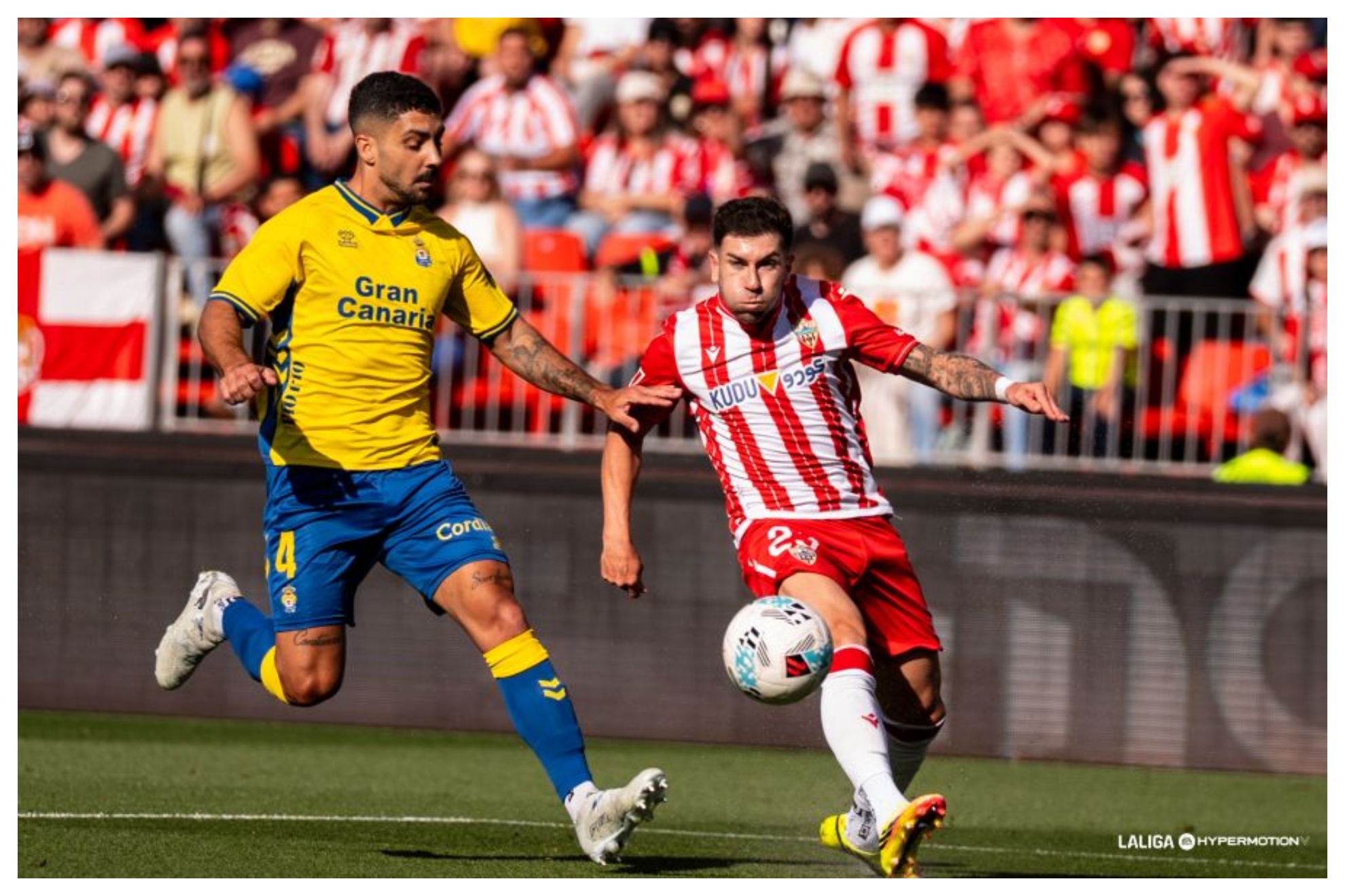 Embarba, autor del 1-0, se lleva el balón ante Álex Suárez