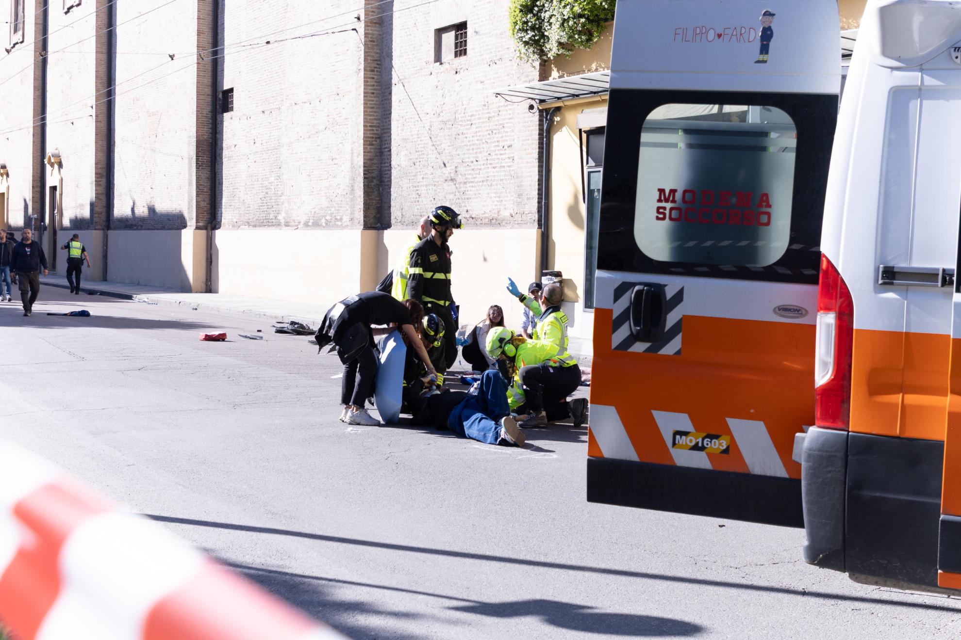 Los servicios de emergencia atienden a uno de los heridos en el atropello de Módena.