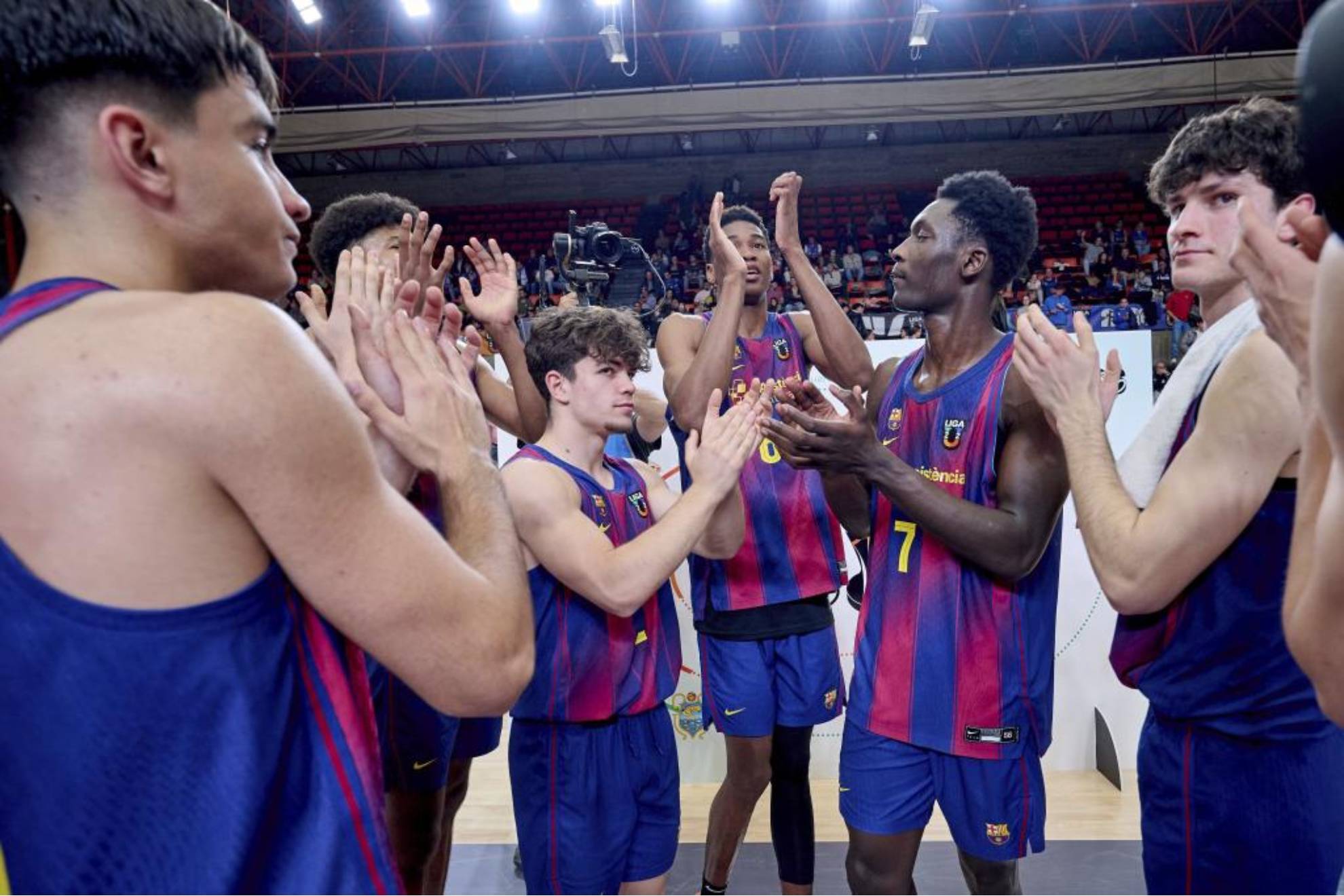 Los jugadores del Barça Atlètic celebran su pase a la final de la Liga U.