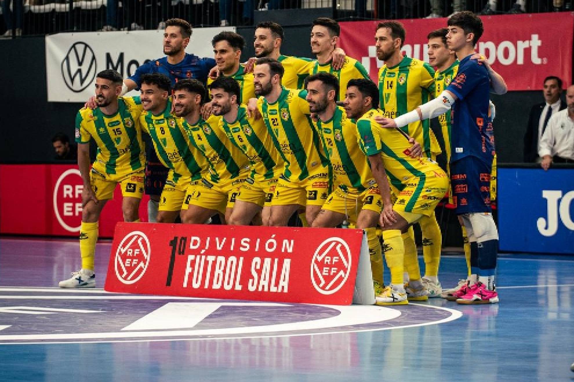 Los jugadores de Jaén Paraíso Interior posan en el Pavilló Nou.