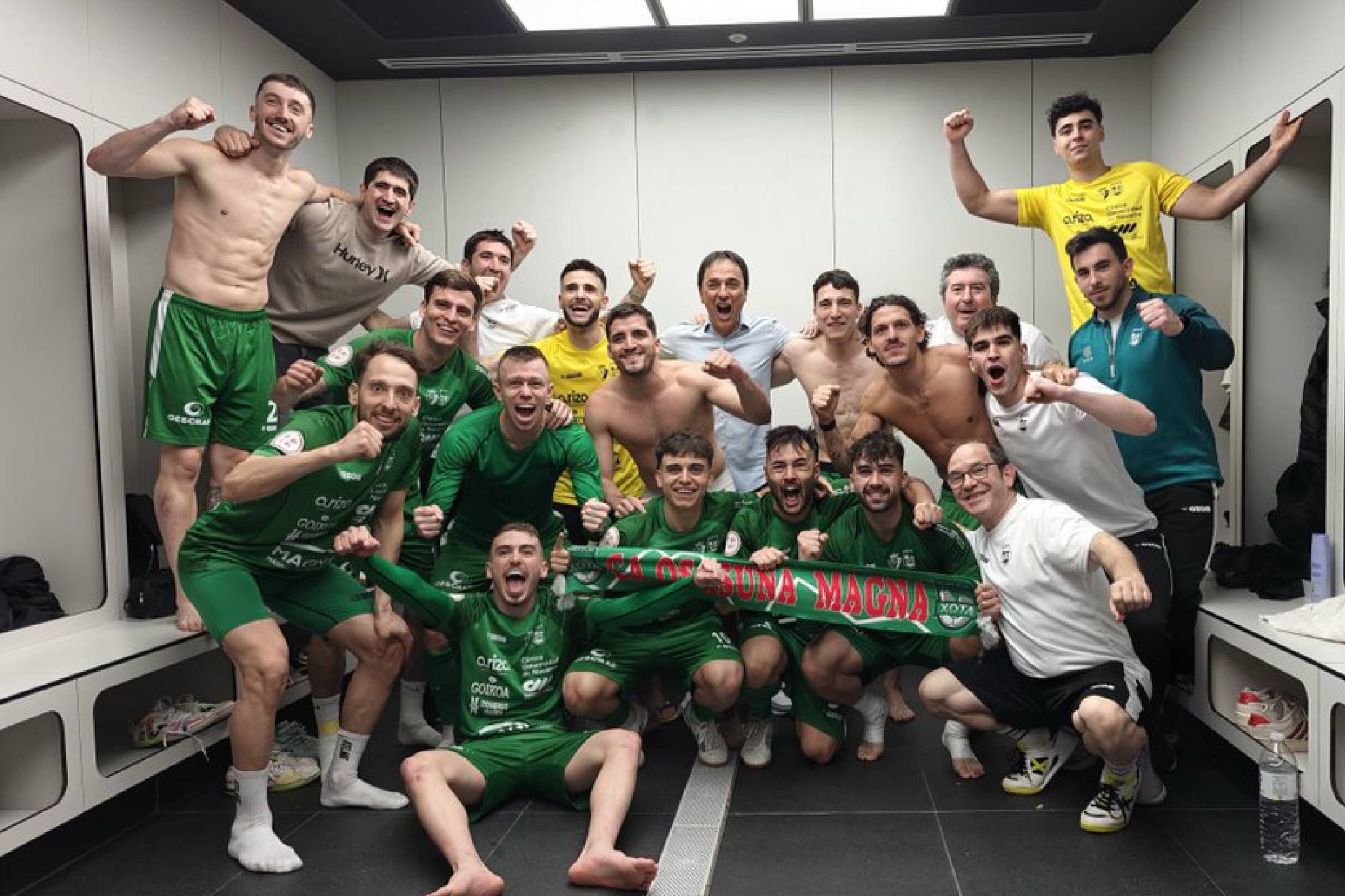 Los jugadores de Osasuna Magna celebran su permanencia