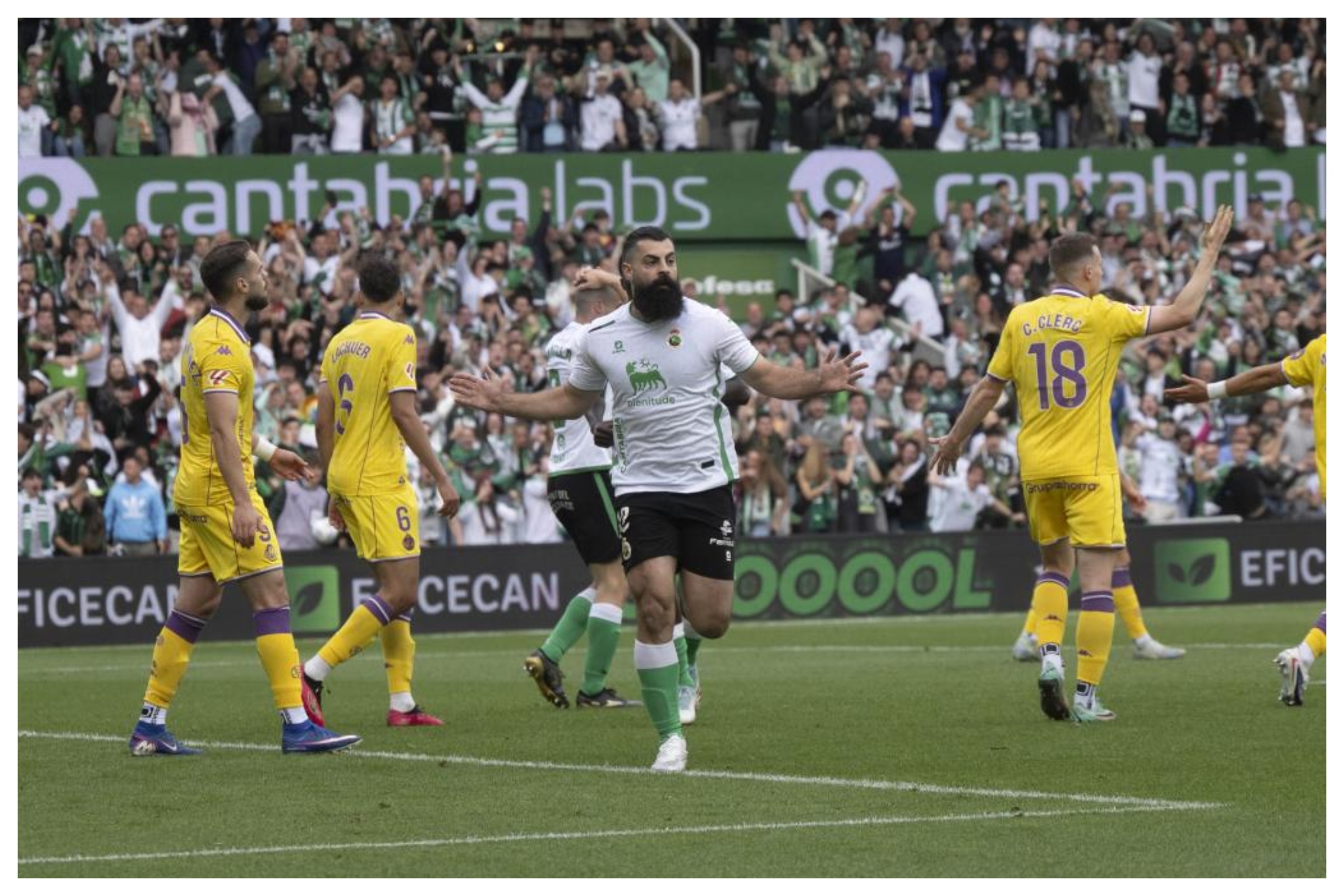 Asier Villalibre celebra el gol de chilena con el que abrió el marcador