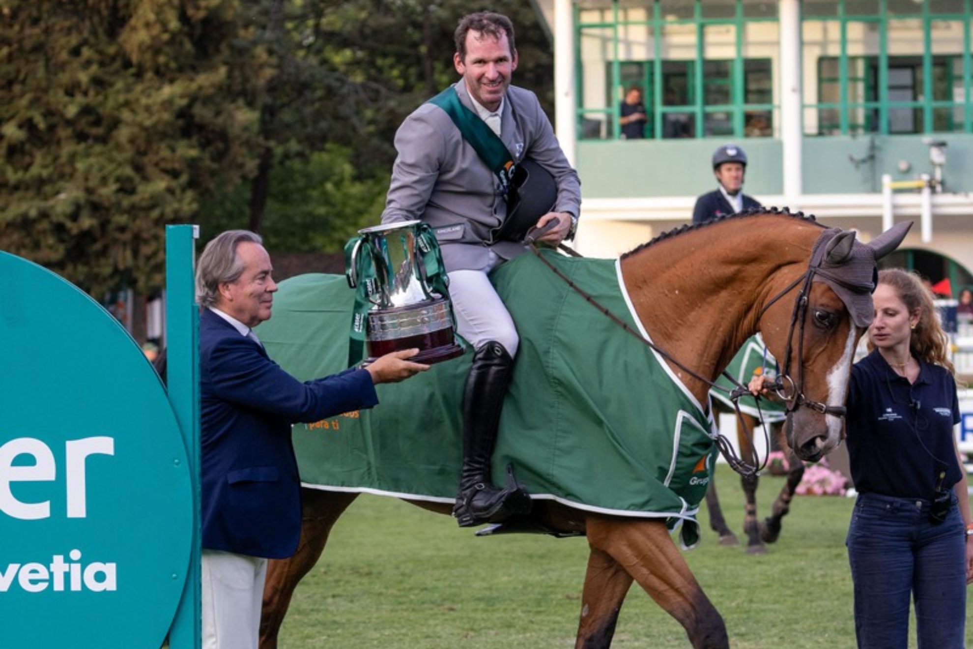 Philip Weiskopf recibe su trofeo de manos de Santiago Revuelta