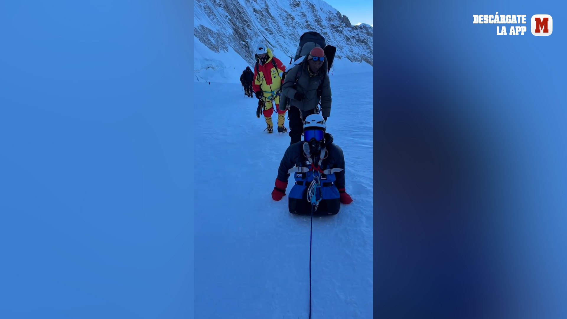 Así cruzó con su manos la cascada del Khumbu durante 15 horas