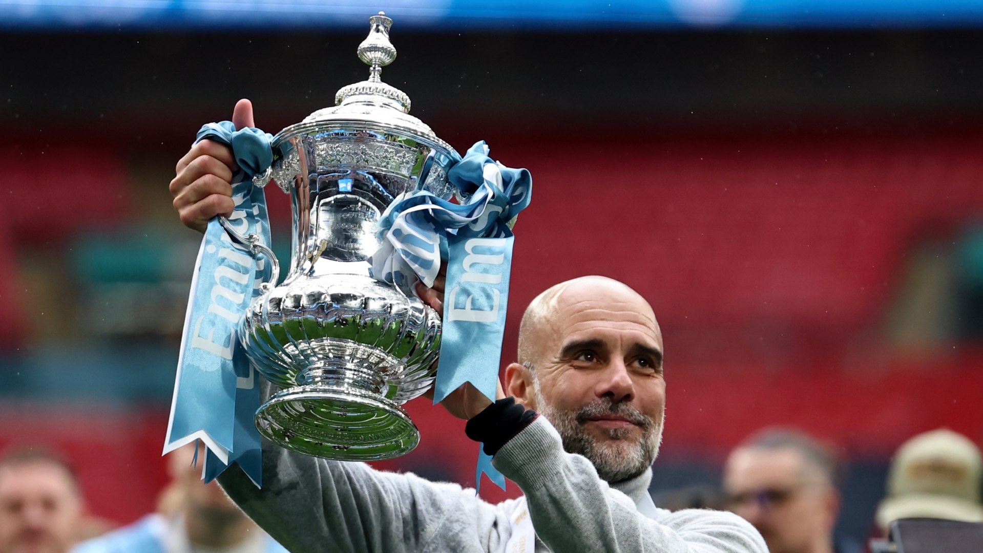 El técnico del Manchester City quiere a sus jugadores centrados al 100% en el partido del martes ante el Bournemouth, correspondiente a la penúltima jornada de Premier: "Lo celebraremos cuando acabe la temporada junto al equipo femenino".