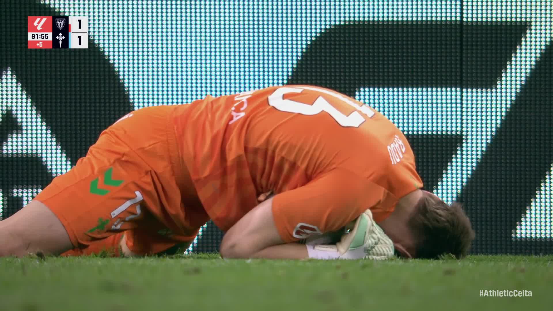 Unai Gómez cabecea a la porterái de Radu.
