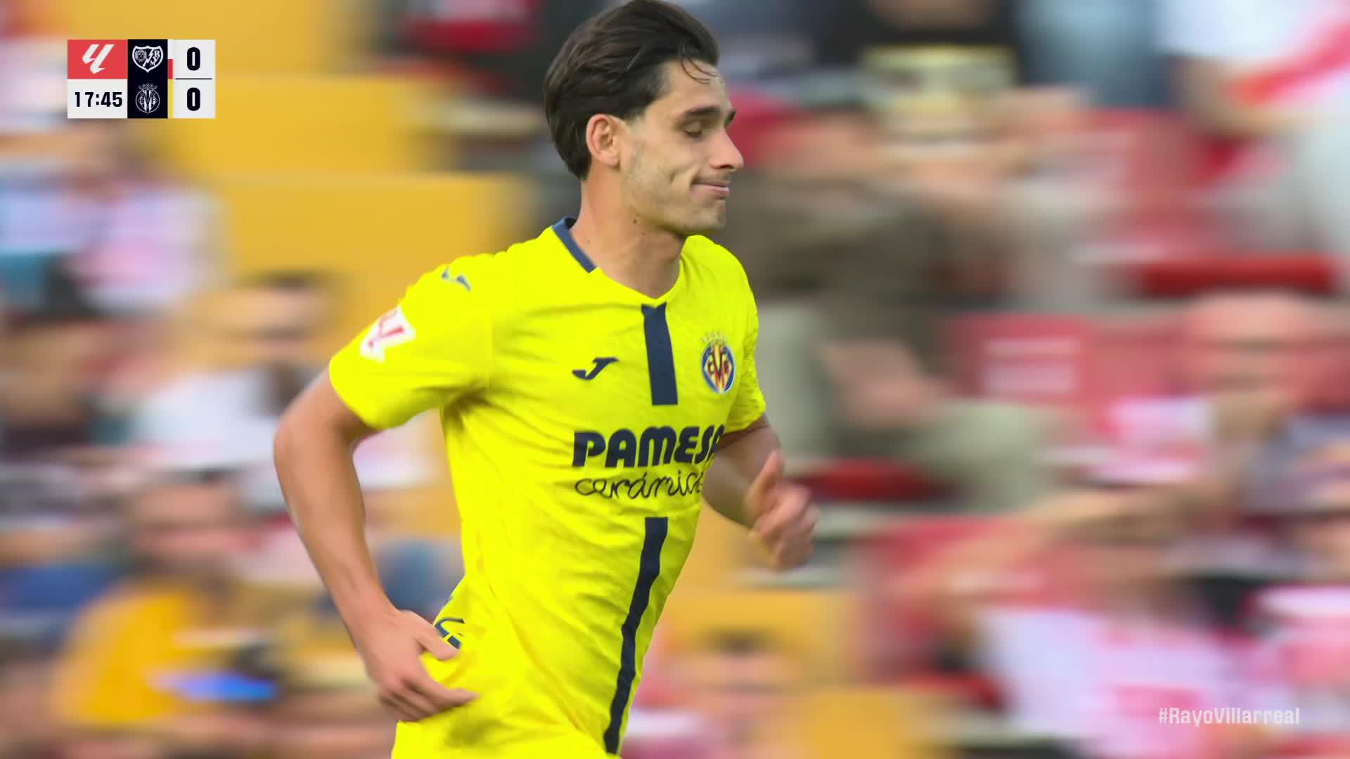 Camello dispara a puerta en el primer gol del Rayo.