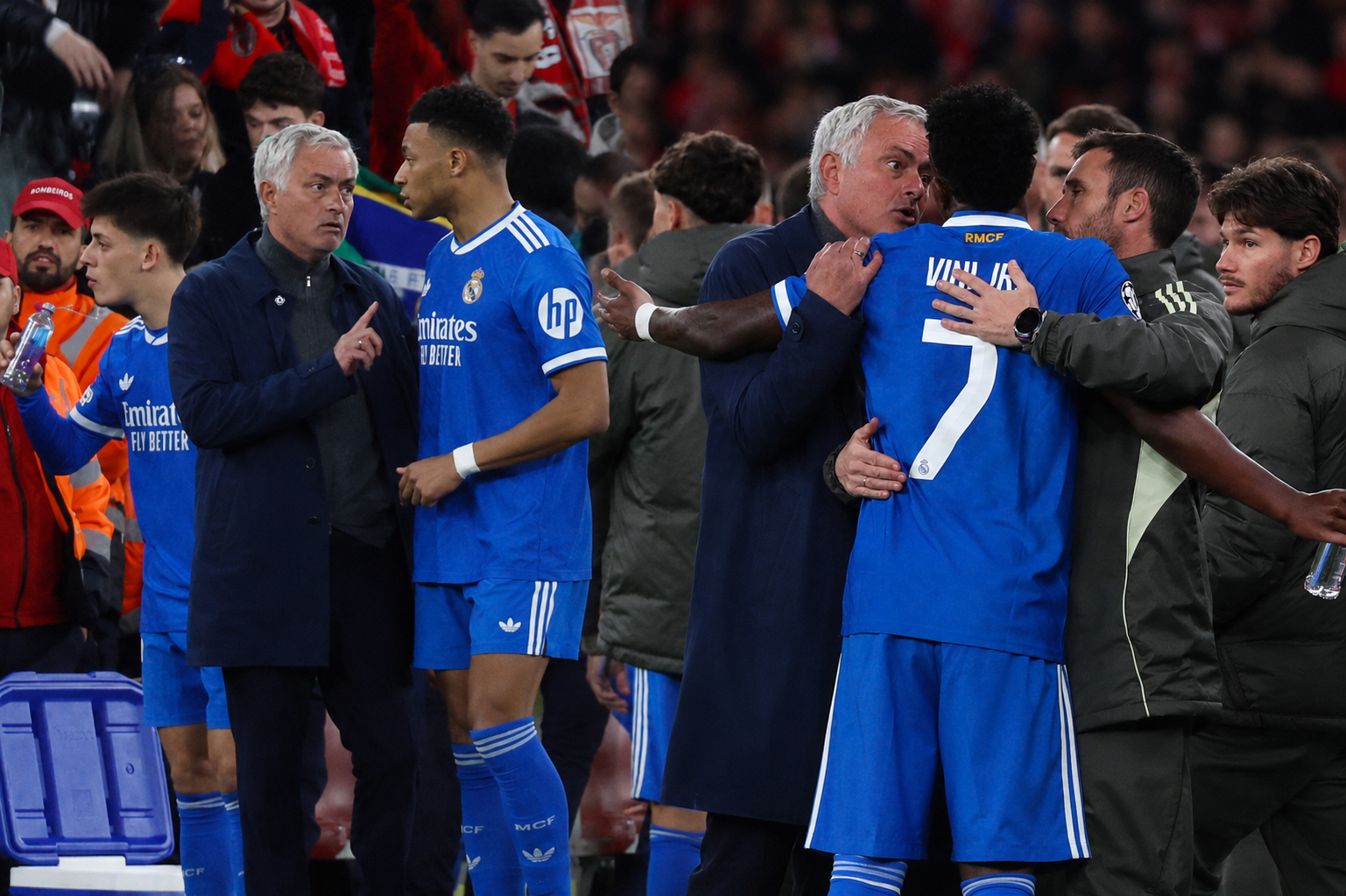 Mourinho durante el partido en el Bernabéu.