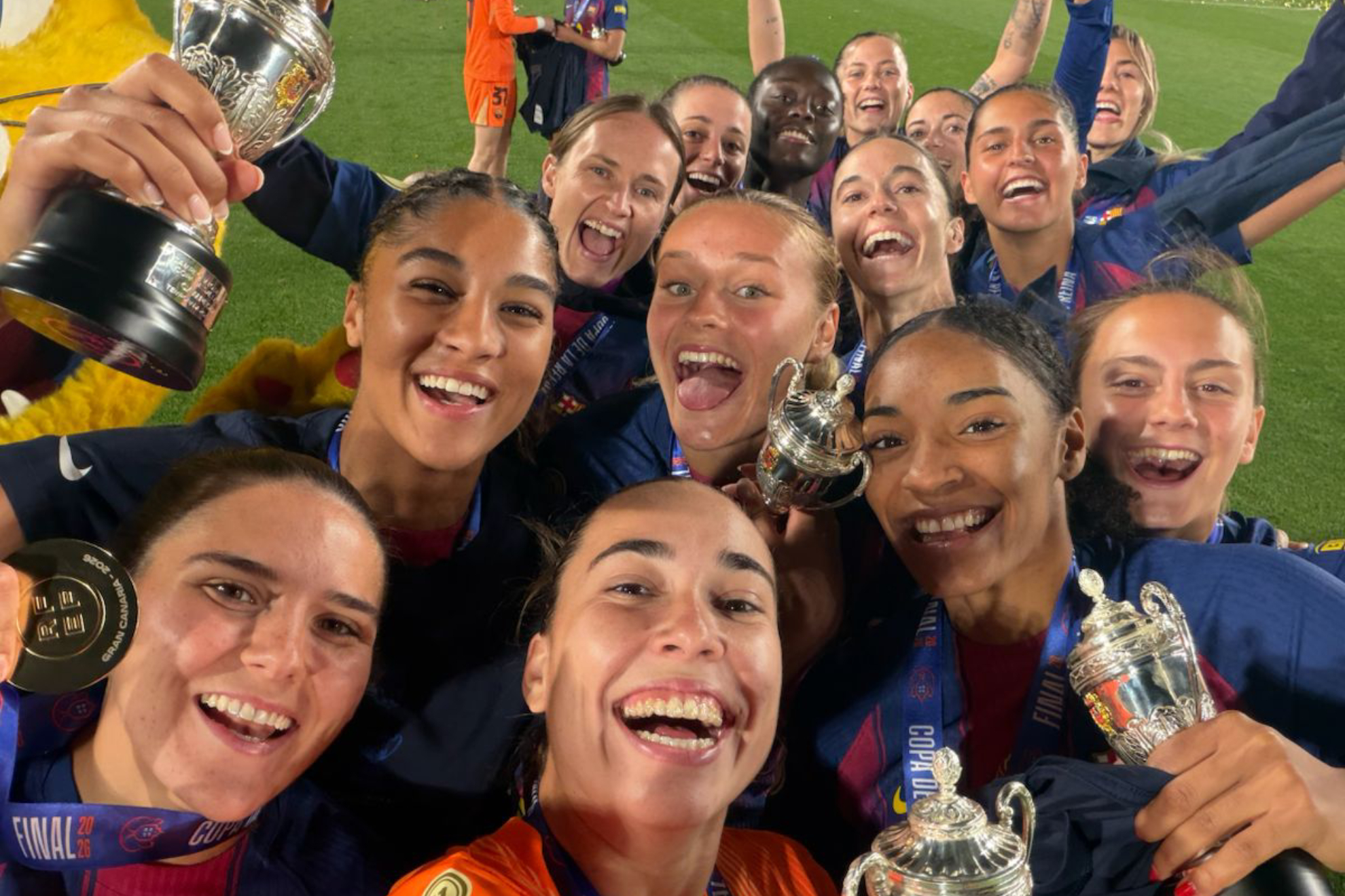 Las jugadoras del Barcelona celebran la conquista de la Copa en Gran Canaria