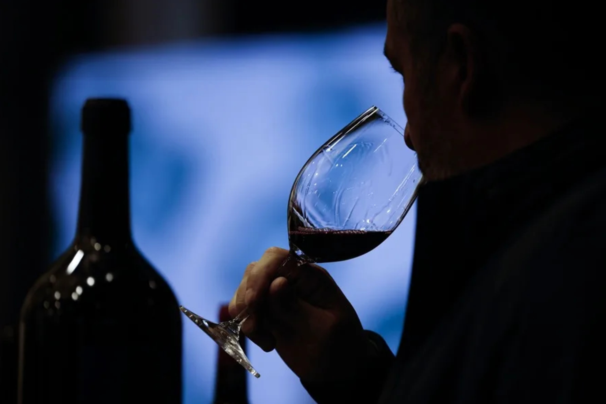 Aurelio Rojas, cardiólogo, cuenta si es buena una copita de vino o no