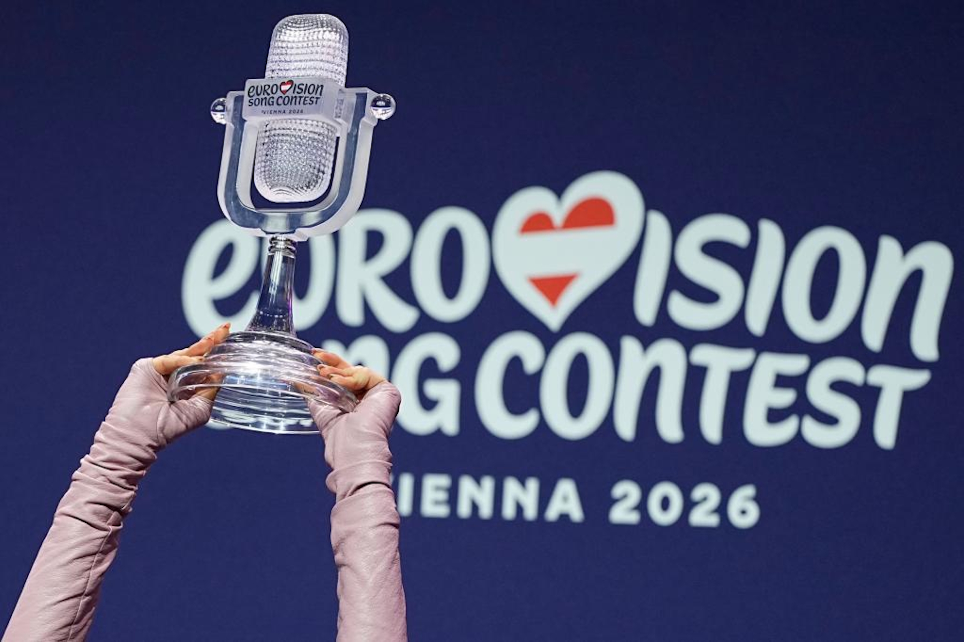 Dara, de Bulgaria, levanta su trofeo tras ganar Eurovisión.