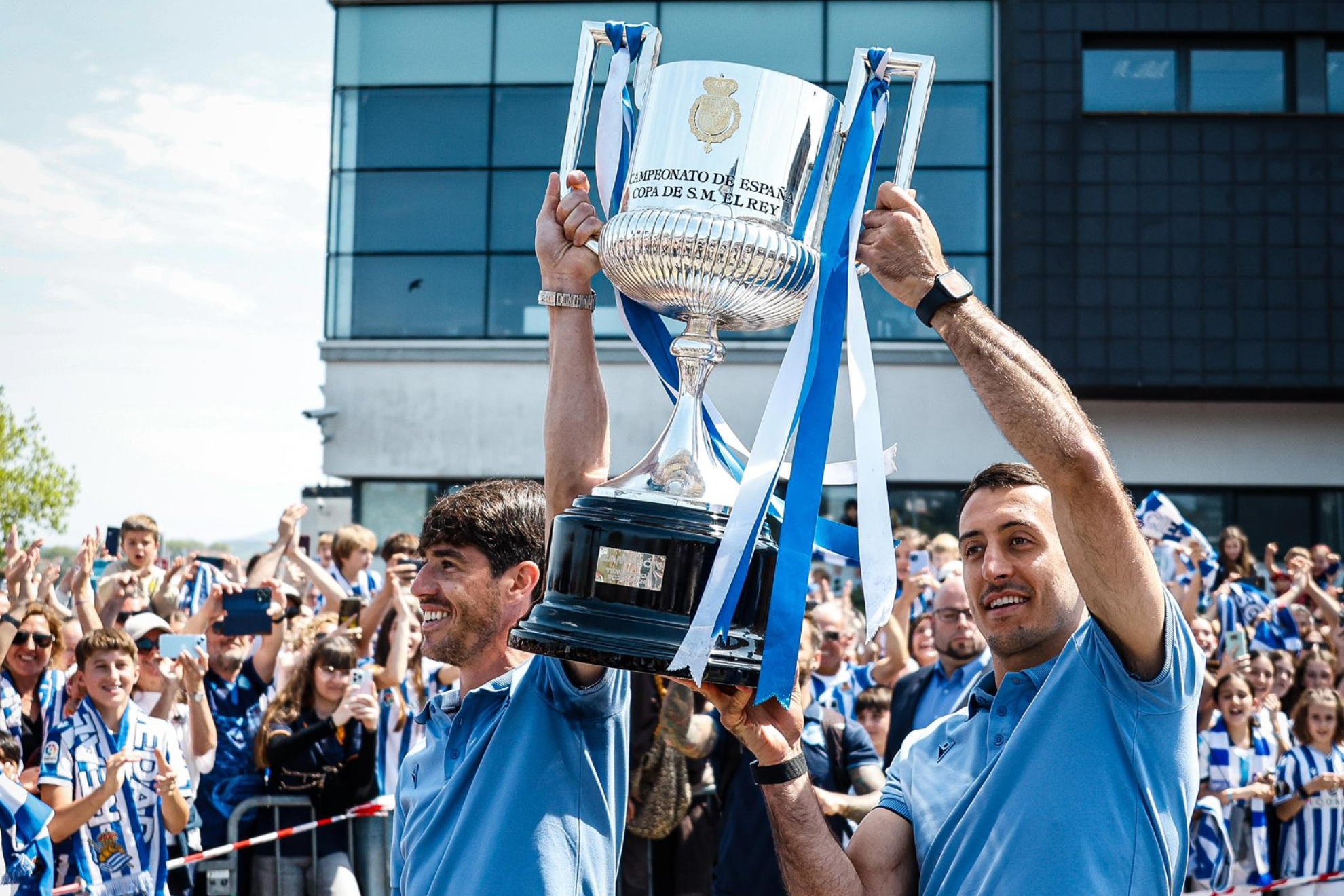 Aritz Elustondo levanta con Mikel Oyarzabal la Copa del Rey ganada el pasado 18 de abril.