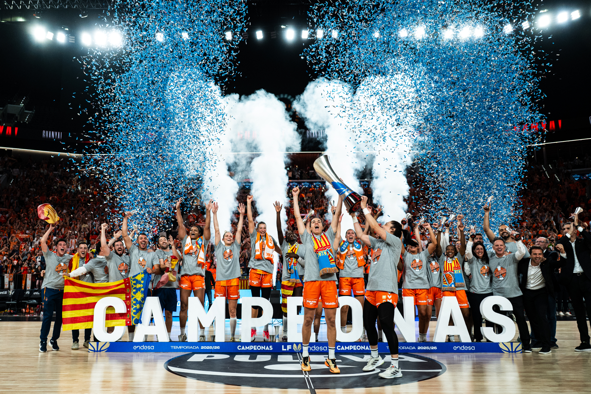 El Valencia levanta el trofeo de campeón de la Liga Femenina Endesa.