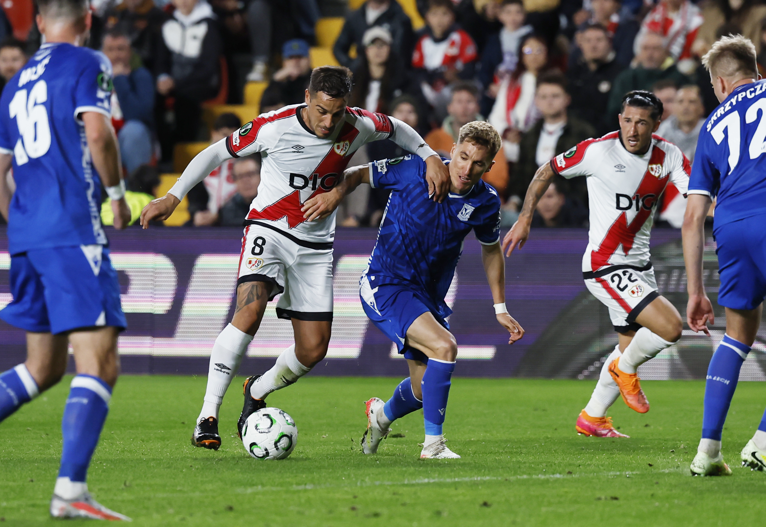 Óscar Trejo durante el partido ante el Lech Poznan.