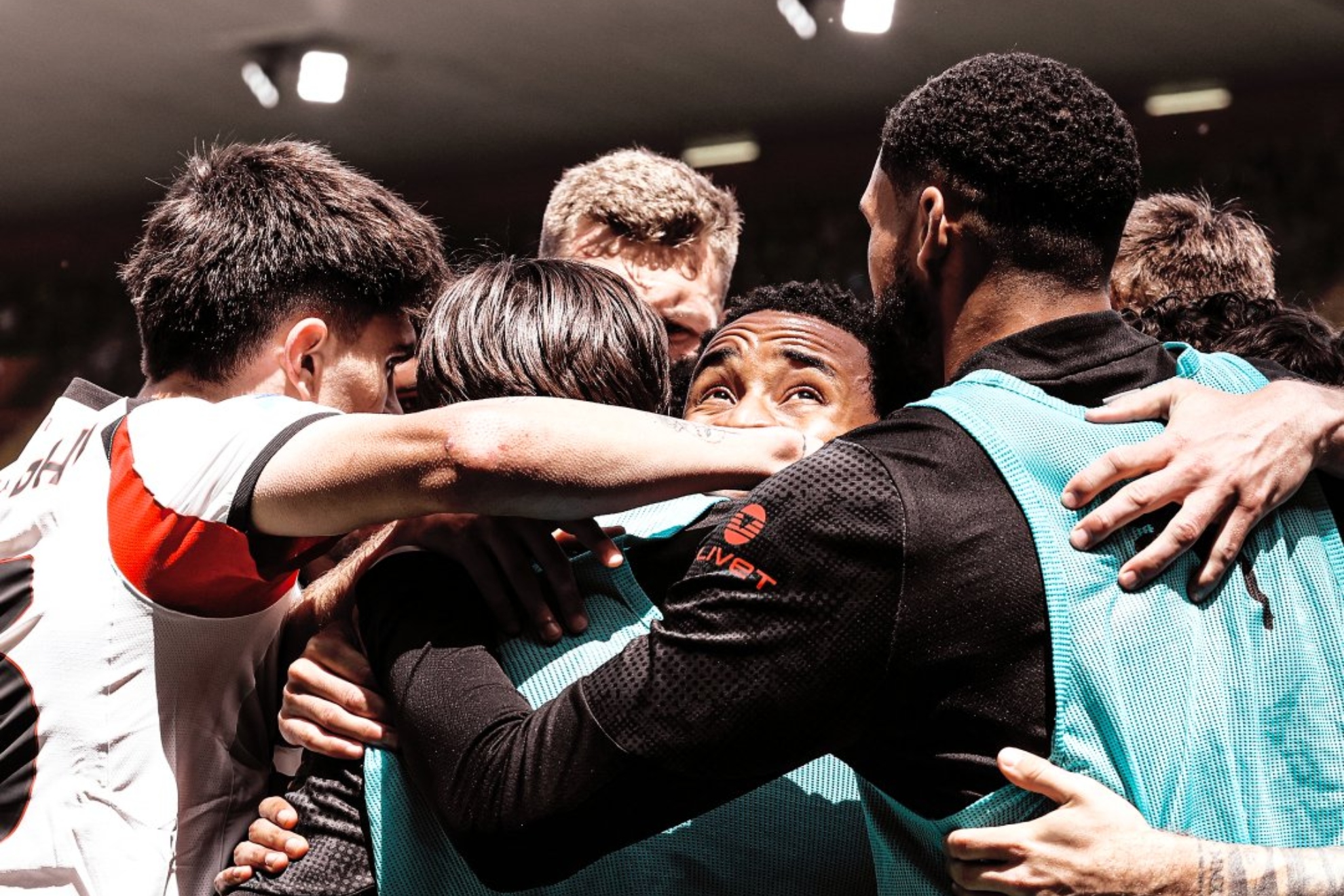 Los jugadores del Milan celebran el gol de Nkunku.