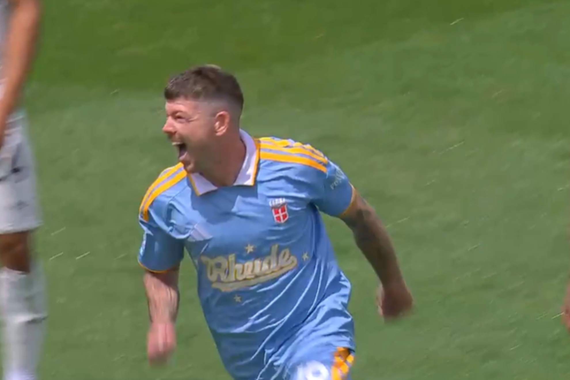 Alberto Moreno celebra su gol para el Como.
