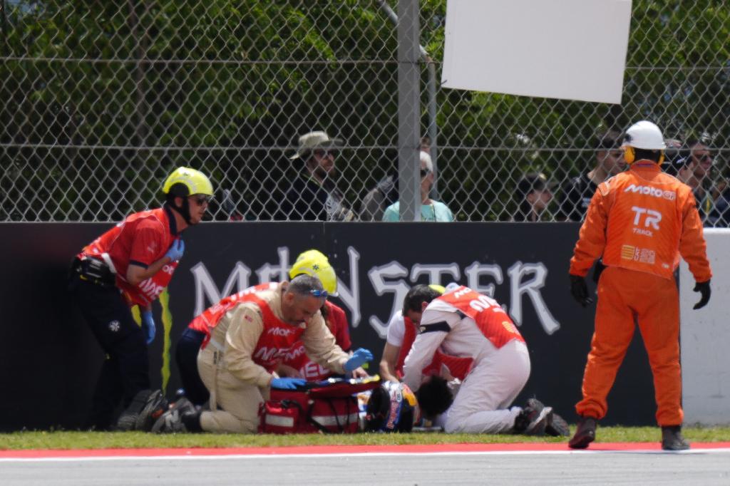 MONTMELÓ (BARCELONA), 17/05/2026.- El piloto español de Moto GP Álex Márquez del equipo BK8 Gresini Racing es atendido por sanitarios y miembros del circuito tras su caída durante la carrera del Gran Premio de Cataluña, sexta prueba de los mundiales de motociclismo de velocidad en el Circuito de Barcelona-Cataluña disputada este domingo en Montmeló. EFE/Siu Wu