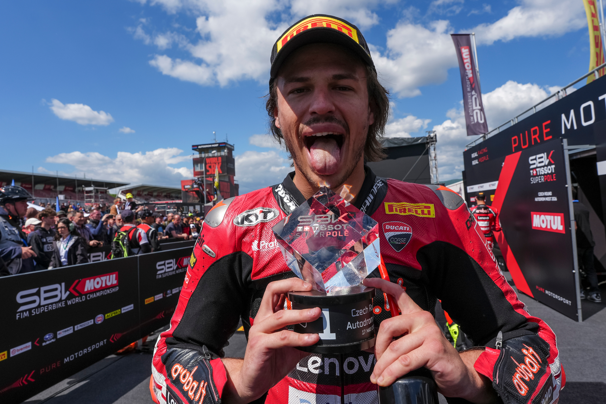 Bulega festeja su gran fin de semana en el trazado checo.