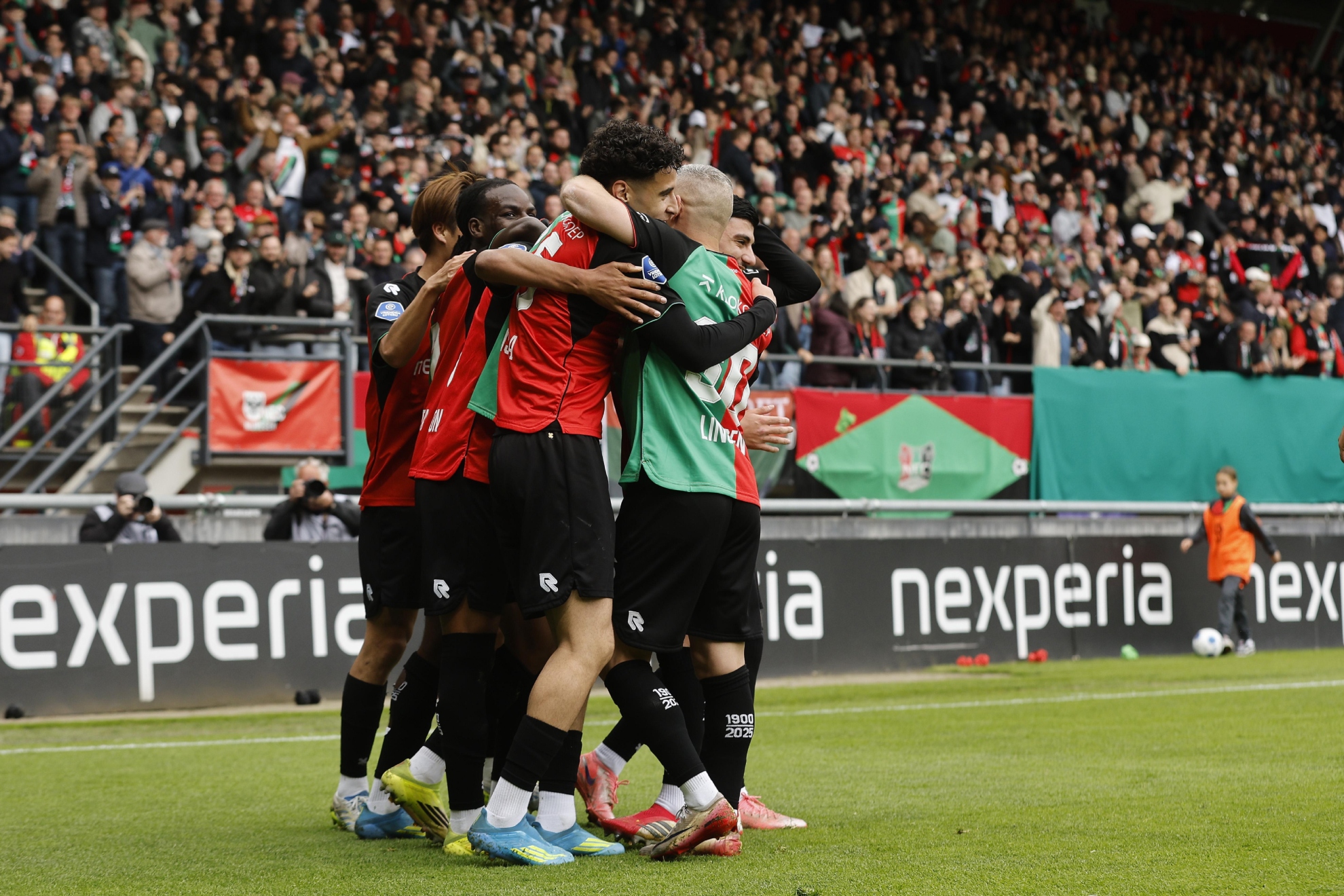 Los jugadores del NEC celebran uno de los goles ante el G.A. Eagles.